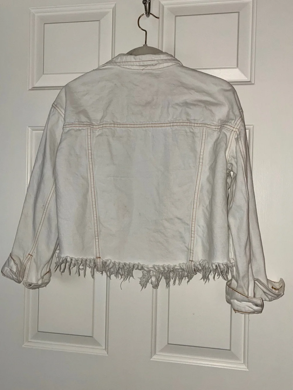 Fray‎ white denim jacket featuring raw fringe bottom hem. Sz S